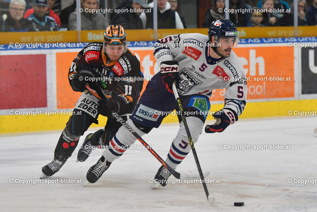 AUT, ICE, Black Wings Linz (AUT) vs Fehervar AV 19 (HUN) | 18.11.2022, Eishalle Linz, AUT, ICE Eishockey Liga, Black Wings Linz (AUT) vs Fehervar AV 19 (HUN), im Bild Brodi Ripken Stewart (BWL) vs Bence Stipsicz (Fehervar)


// ICE win2day Hockey League Match between Black Wings Linz (AUT) vs Fehervar AV 19 (HUN) in Linz, Austria on 2022/11/18