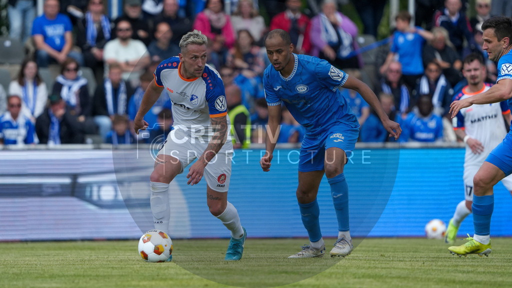 Fußball, Herren, Saison 2024/2025, Finaltag der Amateure 2025, Landespokal Brandenburg, Finale, VfB 1921 Krieschow vs. RSV Eintracht 1949, Samstag 24.05.2025, Volksparkstadion Neuruppin, | Fußball, Herren, Saison 2024/2025, Finaltag der Amateure 2025, Landespokal Brandenburg, Finale, VfB 1921 Krieschow vs. RSV Eintracht 1949, Samstag 24.05.2025, Volksparkstadion Neuruppin, Im Bild: Martin Zurawsky (l. Krieschow) und Louis Samson (r. RSV) - Realisiert mit Pictrs.com