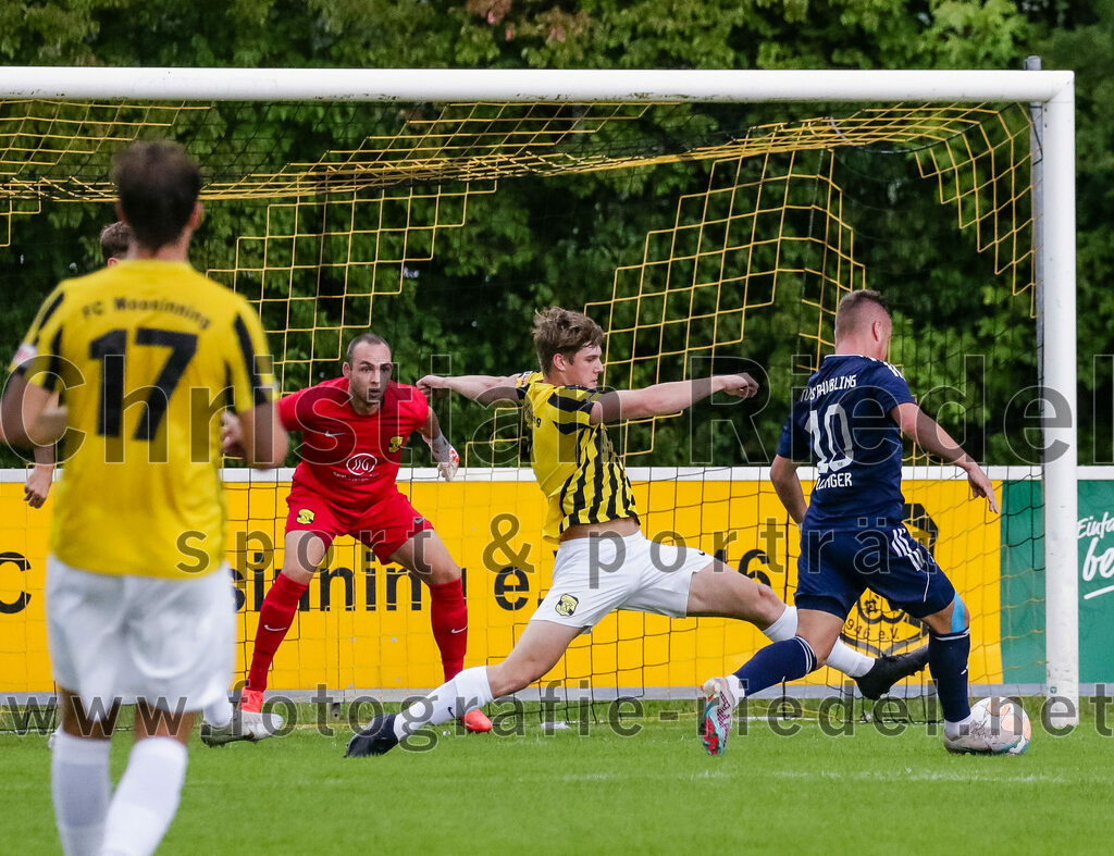 2023-07-29_047_FC_Moosinning_gegen_TuS_Raubling | Moosinning, Deutschland, 29.07.2023:
Fußball, Bezirksliga Oberbayern Ost 2023 / 2024, 1. Spieltag, FC Moosinning gegen TuS Raubling, Endergebnis: 0:7

Torwart Aaron Siegl (FC Moosinning, #27), Martin Buttstedt (FC Moosinning, #7), Alexander Lallinger (TuS Raubling, #10)

Foto: Christian Riedel / fotografie-riedel.net