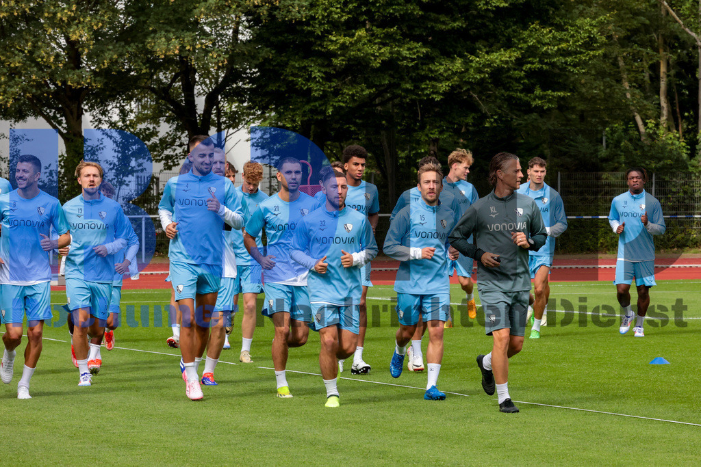 1. Fussball Bundesliga:  Trainingsauftakt VfL Bochum 1848 {date} -  | {headline}(Foto: Sebastian Sendlak / BOND)DFL regulations prohibit any use of photographs as image sequences and/or quasi-videos. - Realisiert mit Pictrs.com