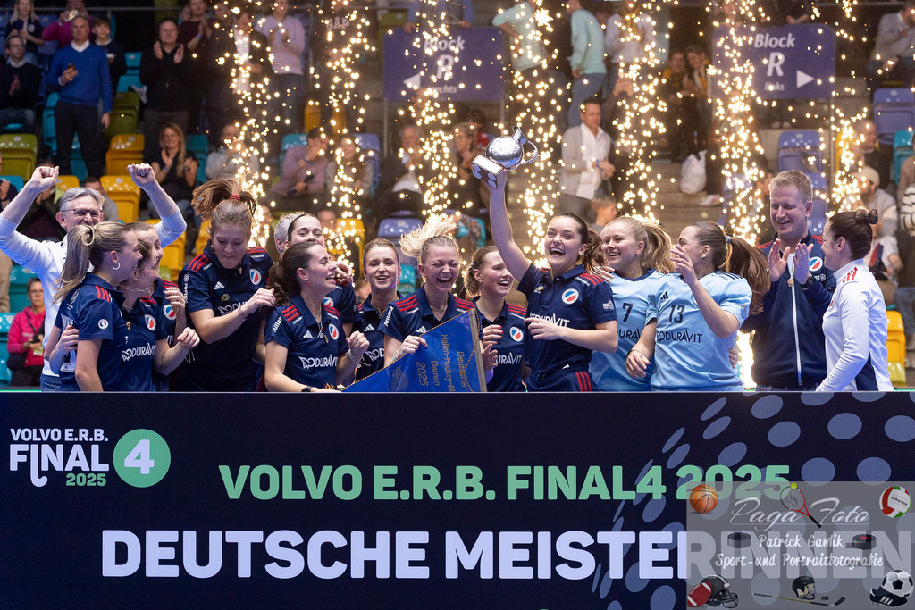 Volvo E.R.B. Final 4 Finale Frauen: Berliner HC - Mannheimer HC, 26.01.2025 | Team der Mannheimerinnen bejubeln die eutsche Meisterschaft 2025 mit Julie Pieper (Mannheimer HC #3) &amp; Nadine Kanter (Mannheimer HC #) &amp; Fiona Felber (Mannheimer HC #6) &amp; Leonie Weissenberger / Weißenberger (Mannheimer HC #7) &amp; Sonja Zimmermann (Mannheimer HC #11) &amp; Chiara Vischer (Mannheimer HC #13) &amp; Alexine Matthysen (Mannheimer HC #16) &amp; Lisa Mayerhöfer (Mannheimer HC #17) &amp; Verena Neumann (Mannheimer HC #19) &amp; Carla Mees (Mannheimer HC #23) &amp; Linda Bens (Mannheimer HC #24) &amp; Carolin Seidel (Mannheimer HC #32) &amp; Charlotte Hendrix (Mannheimer HC #48) &amp; Laura Schubert (Mannheimer HC #56), Berliner HC - Mannheimer HC, Frankfurt, Süwag Arena, 26.1.2025 - Realisiert mit Pictrs.com