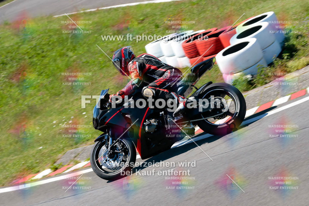 Moto-TeamOBK-22163 | Hier findet Ihr Bilder von Touristenfahrten auf der Nürburgring Nordschleife oder von anderen Veranstaltungen die ich besucht habe. Viel Spass beim Durch Schauen 