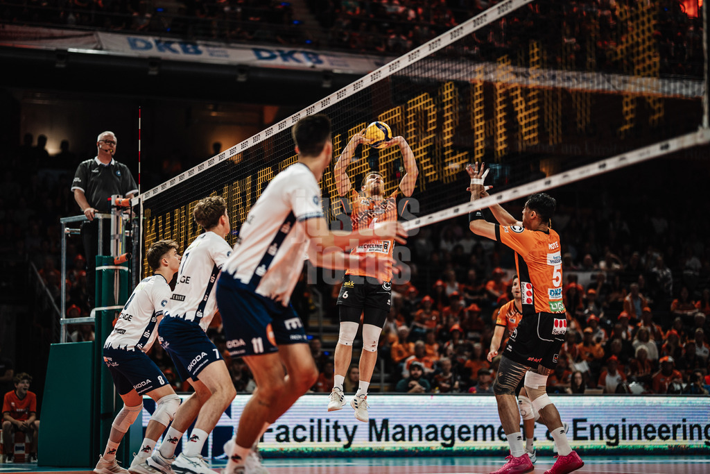 Volleyball | Herren | Saison 2024/2025 | 1. Volleyball Bundesliga Männer | Finale | BERLIN RECYCLING Volleys vs. SVG Lüneburg | 03.05.2025 | Zuspiel von Johannes Tille (#6, Berlin Recycling Volleys)