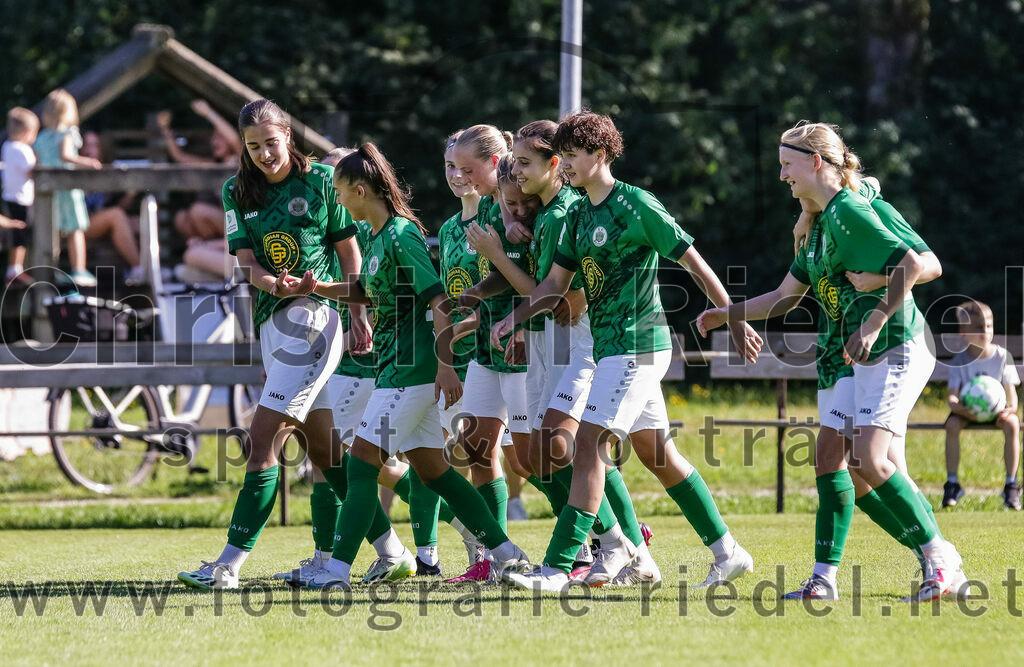 2023-09-16_094_FC_Forstern_gegen_VfL_Sindelfingen_Ladies_I | Forstern, Deutschland, 16.09.2023:
Fußball, B-Juniorinnen-Bundesliga Süd 2023 / 2024, 2. Spieltag, FC Forstern gegen VfL Sindelfingen Ladies I, Endergebnis: 4:1

Jubel nach 4:1 durch Yanica Moritz (FC Forstern, #17)

Foto: Christian Riedel / fotografie-riedel.net