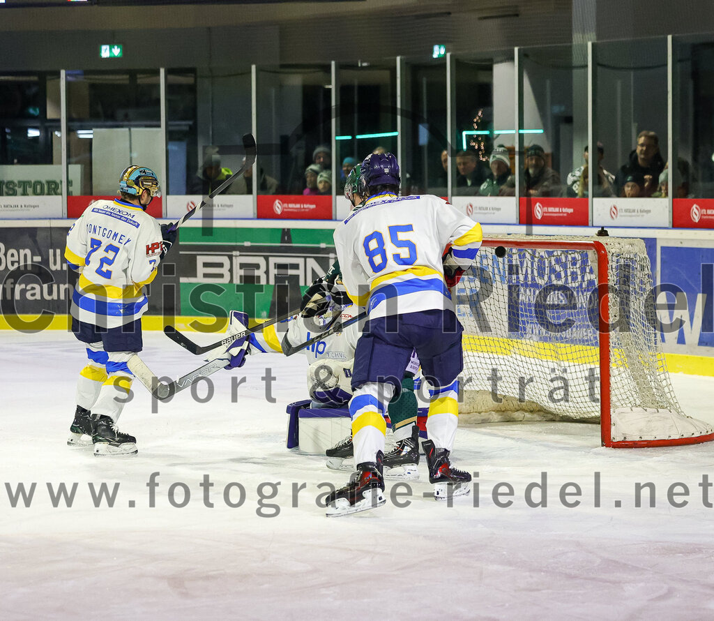 2025-12-05_124_TSV_Erding_gegen_Stuttgart_Rebels | Erding, Deutschland, 05.12.2025:Eishockey, Oberliga Süd 2025 / 2026, 23. Spieltag, TSV Erding gegen Stuttgart Rebels, Endergebnis: 5:6Dane Montgomery (Stuttgart Rebels, #72), Kimi Saffran (Stuttgart Rebels, #53), Jannik Dornberger (Stuttgart Rebels, #85)Foto: Christian Riedel / fotografie-riedel.net
