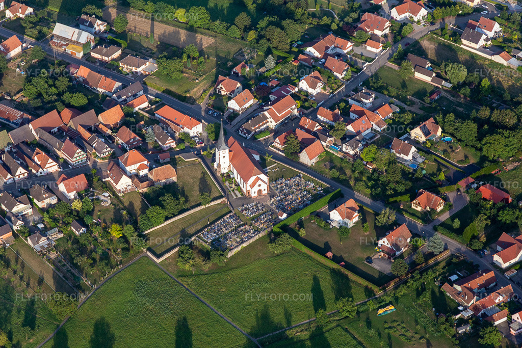 Aerial view: Church building of Saint-Martin in the village center in Seebach in the state Bas-Rhin, France.Photo: IMG_121009.jpg taken on 07/23/2020 by Werner Riehm/FLY-FOTO.comResolution of the original: 5472 x 3648 px