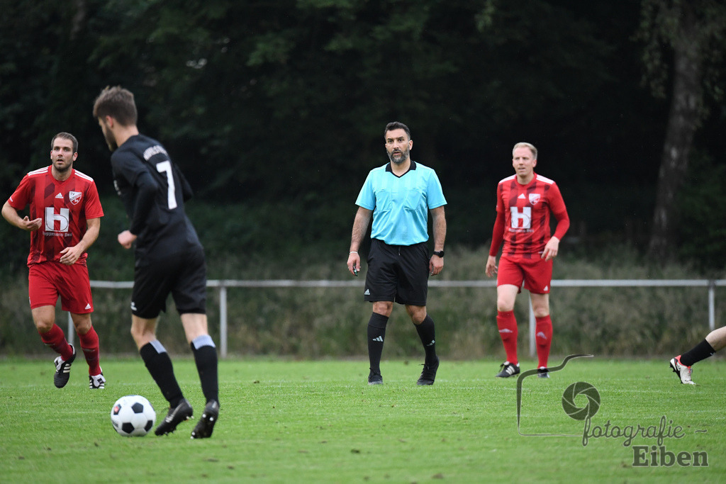 SVE Wiefelstede-TV Metjendorf | Herren Kreisliga; SVE Wiefelstede (schwarz)-TV Metjendorf (rot) am 31.05.2024; in Wiefelstede (Am Breeden), Photo: Philip Eiben 2024 - Realisiert mit Pictrs.com