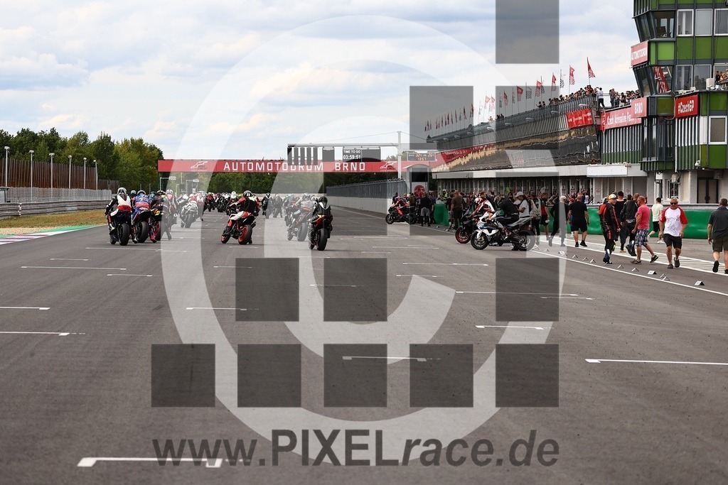 startendurance-20250830_07324 | Schöne Erinnerungen an spannende Momente - das festzuhalten ist unser Job. PIXELrace.de ist seit 2003 auf den Rennstrecken Europas unterwegs um die Action draußen beim Fahren und die wunderbare Stimmung imm Fahrerlager für euch einzufangen.