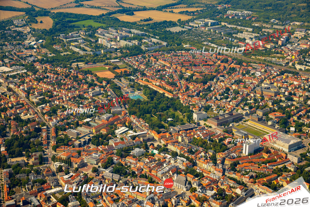 Bild der Stadt Weimar - Die Luftaufnahme wurde 2025 vom UL-Flugzeug heraus erstellt ( keine Drohne ) - Hochauflösende Luftaufnahme - für professionelle Ausdrucke geeignet. Die Geschenkidee !Hier alle&nbsp;Infos zur Lizenzierung der LuftaufnahmeWir fliegen auch dieses Jahr wieder in Ihre Region um Luftbilder zu erstellen.- Luftbild anfragen