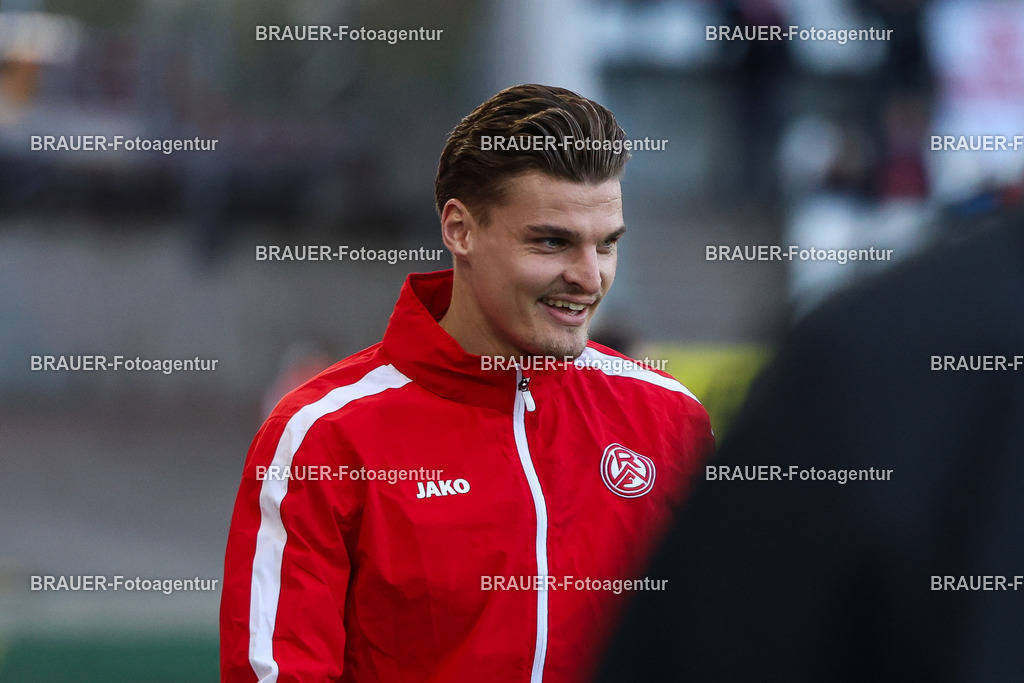 Rot-Weiss Essen - 1.Fc Schweinfurt | Essen, Deutschland, 02.11.2025 Marek Jansen  (Rot-Weiss Essen) schaut während des 3.Liga Spiels zwischen  Rot-Weiss Essen und 1.Fc Schweinfurt am 02.11.2025 im Stadion an der Hafenstraße in Essen. (Foto von Timo Bluhmki-Schmidt/Brauer Fotoagentur