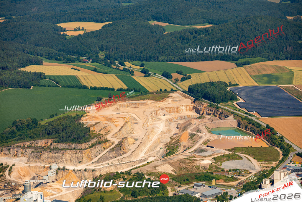 Das Luftbild zeigt :  Lauterhofen - Die Luftaufnahme wurde 2024 vom UL-Flugzeug aus erstellt ( keine Drohne ) - Hochauflösende Luftaufnahme - Für grossformatige Ausdrucke geeignet. Die Geschenkidee !Mit Lizenz und Bildrechte bestellbar