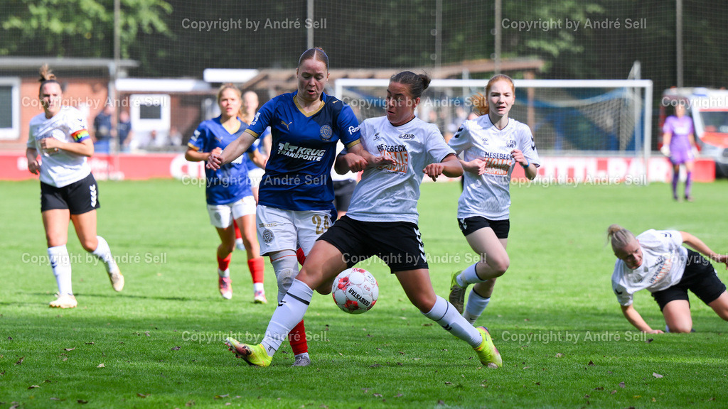 Holstein Kiel vs SV Henstedt-Ulzburg | Kira Hasse (Holstein #24) vs Sophia Schalke (SVHU #30) / Fußball-Regionalliga Nord Frauen 2025/2026 / Holstein Kiel vs SV Henstedt-Ulzburg / Waldwiese / Kiel / 14.09.25 - Realisiert mit Pictrs.com