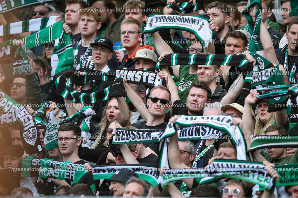 Koe3Liga27042402127 | 27.04.2024, Köln, Fußball, bwin 3. Liga Herren, Sportpark Höhenberg, 35. Spieltag, Saison 2023 2024, FC Viktoria Köln – Preußen Münster: Feature Fans mit Fanschal Preussenfans Preussenfan Fanschals Schal Besucher Voll Zuschauer Symbolbild. 
DFB regulations prohibit any use of photographs as image sequences and or quasi-video.