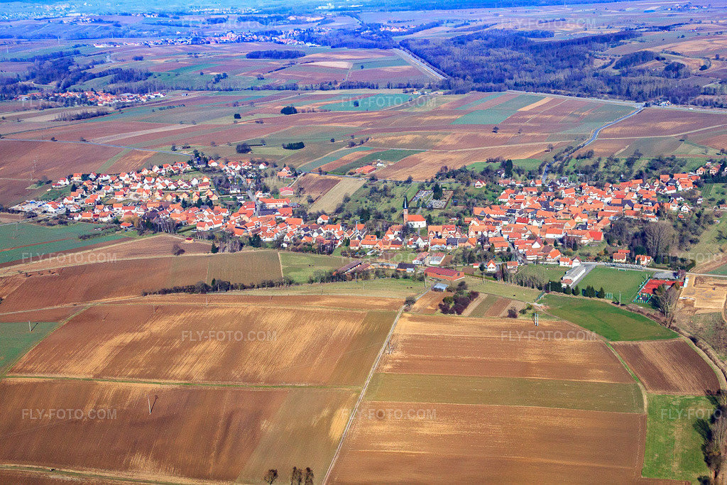 Aerial view: View of the town from the south in Hunspach in the state Bas-Rhin, France. – Photo: IMG_37467.jpg taken on 02/07/2011 by Werner Riehm/FLY-FOTO.com – Resolution of the original: 4752 x 3168 px