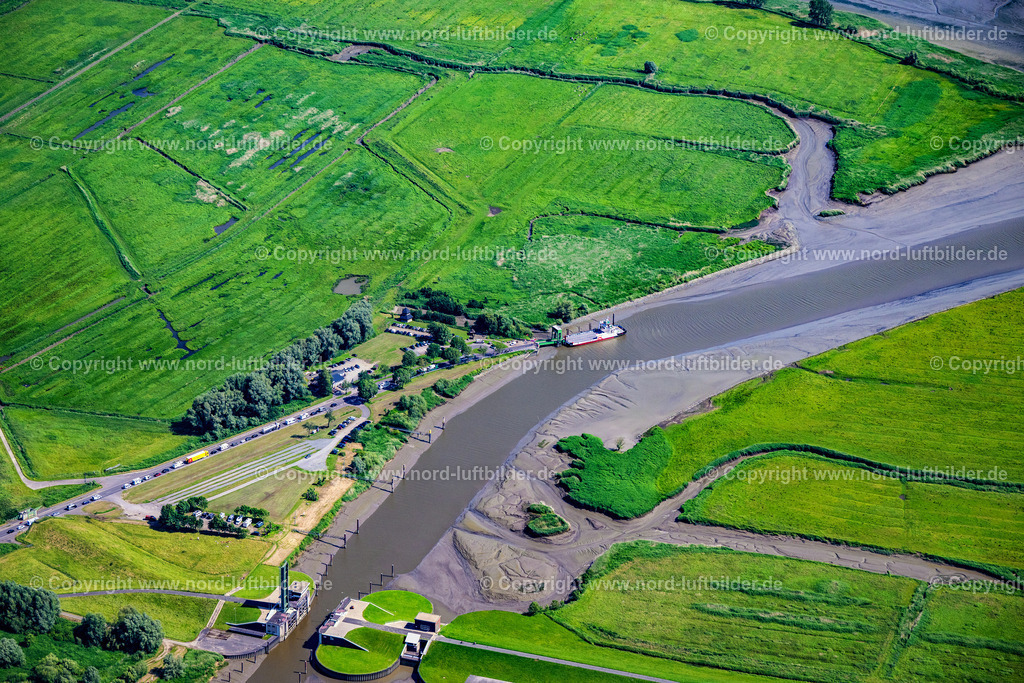 Wischhafen_Elbfähre_FRS_Niedrigwasser_Schlick_ELS_3860130625 | WISCHHAFEN 13.06.2025 Im Hafen anlegendes Elbfährschiffs in Wischhafen im Bundesland Niedersachsen, Deutschland. Weiterführende Informationen bei: Elbfähre Glückstadt Wischhafen GmbH & Co,  FRS Elbfähre Glückstadt Wischhafen GmbH. // Elbe ferry moored in the harbor in Wischhafen in the state Lower Saxony, Germany. Further information at: Elbfaehre Glueckstadt Wischhafen GmbH & Co,  FRS Elbfaehre Glueckstadt Wischhafen GmbH. Foto: Martin Elsen