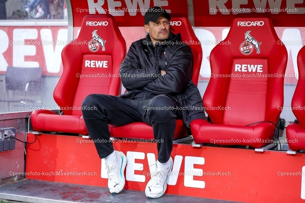 1FC06122501014 | 06.12.2025, Fußball, 1. FC Köln - FC St. Pauli, 1. Fußball Bundesliga, 13. Spieltag, RheinEnergie-STADION, Saison 2025 2026: Cheftrainer Alexander Blessin (FC St.Pauli #hc) sitzt angespannt auf der Bank Fokussiert unzufrieden Mimik DFB regulations prohibit any use of photographs as image sequences and or quasi-video.
