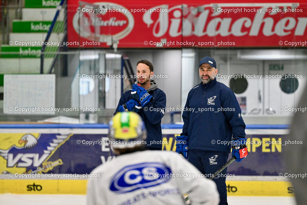 Eistrainig EC VSV mit Headcoach Pierre Allard | Marco Pewal Assistant Coach EC VSV, Eistraining EC VSV mit Headcoach Pierre Allard, 1.Eistraining EC VSV mit Headcoach Pierre Allard am 02.12.2025 in Villach (Stadthalle Villach), Austria, (Photo by Bernd Stefan)