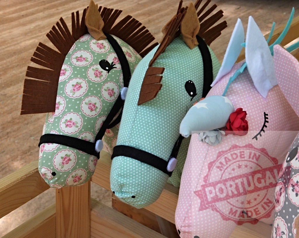 Handmade hobby horse and unicorn toys for kids | Colorful stuffed fabric horses and a unicorn, acting as handmade toys on display - Realisiert mit Pictrs.com