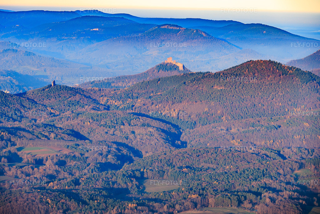 Luftbild: Rehbergturm und Burg Trifels in Annweiler am Trifels im Bundesland Rheinland-Pfalz in Deutschland. Foto: IMG_151805.jpg vom 22.11.2025 durch Werner Riehm/FLY-FOTO.de