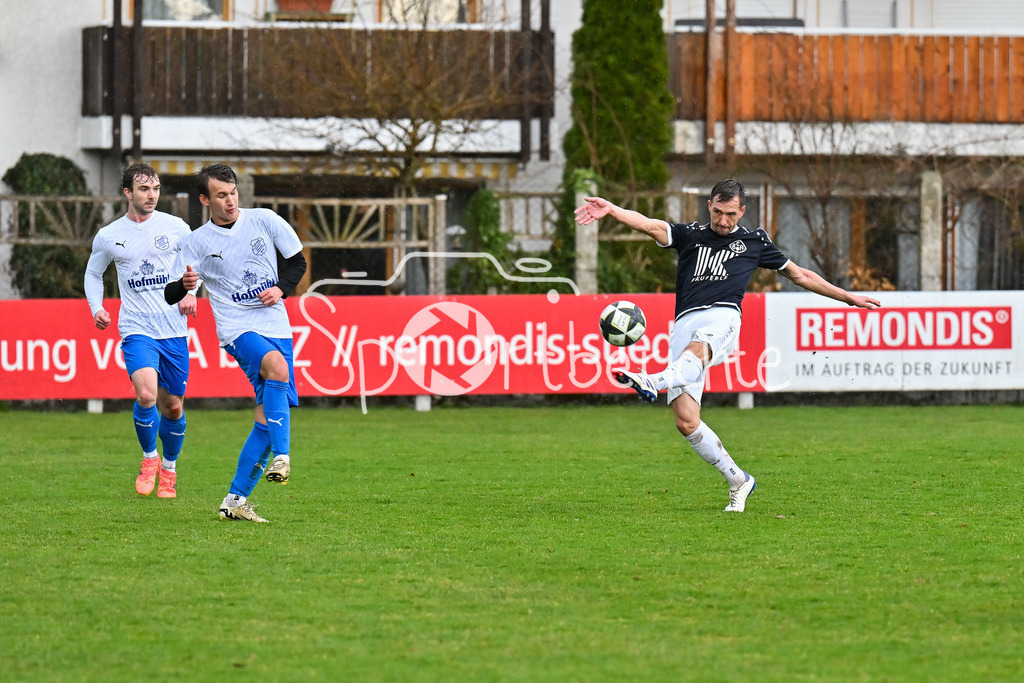 BC Aichach - SpVgg Joshofen-Bergheim | Torschuss Aichach 6 / Markus KURZHALS