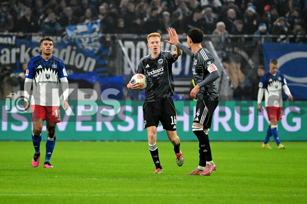 KBS Picture_HSV-Frankfurt_008 | v.l. Koenigsdoerffer Ransford-Yeboah (HSV) , Eintracht Frankfurt Torjubel zum 1:1 v.l. Torschuetze Larsson Hugo (Eintr. Frankfurt) und Koch Robin (Eintr. Frankfurt) ,Sportplatz :  Volksparkstadion, - Realisiert mit Pictrs.com