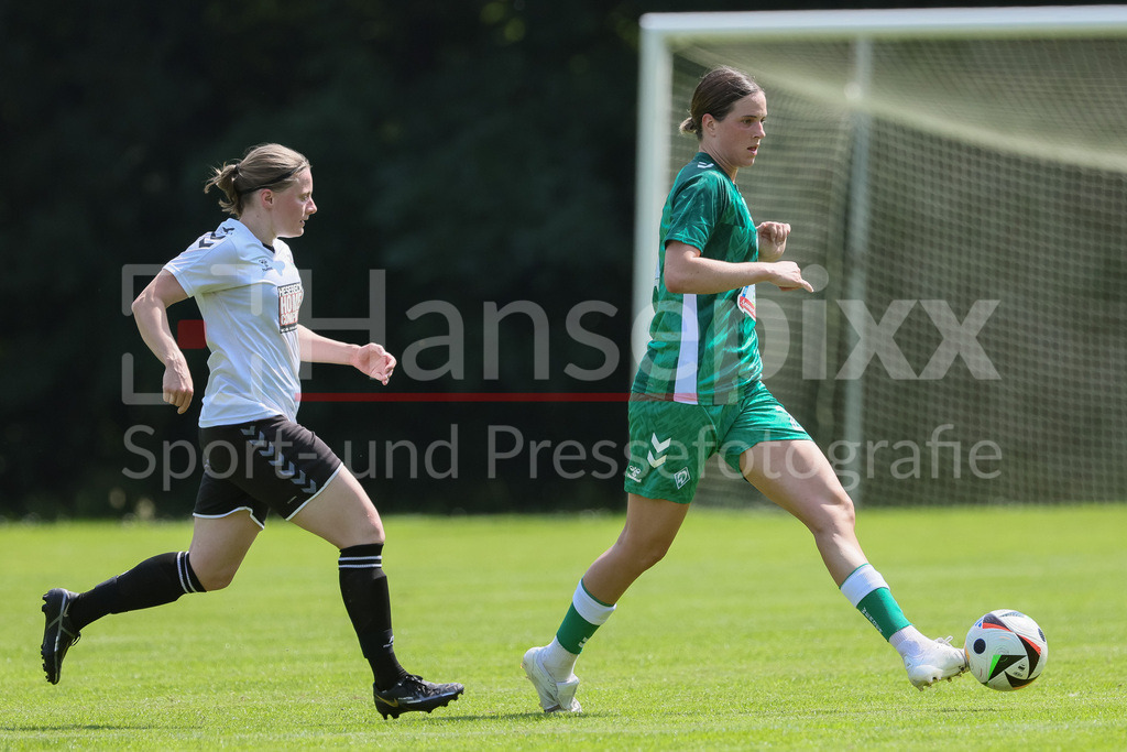 Fussball, Testspiel Frauen, SV Henstedt-Ulzburg - SV Werder Bremen | v.li.: Vera Homp (SV Henstedt-Ulzburg, 20) und Lara Schmidt (SV Werder Bremen, 24) im Zweikampf, Duell, Dynamik, Aktion, Action, Spielszene