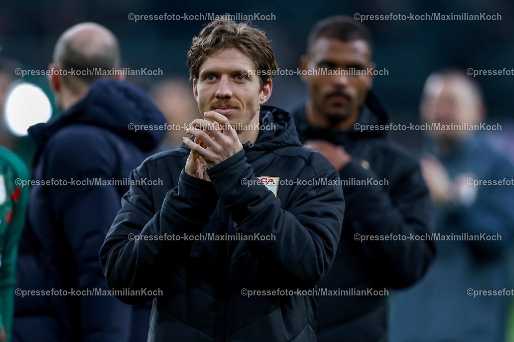 BMG21022502197 | 22.02.2025, Fußball, Borussia Mönchengladbach - FC Augsburg, 1. Fußball Bundesliga, Borussia-Park, Saison 2024 2025: Kristijan Jakic (FC Augsburg #17)DFB regulations prohibit any use of photographs as image sequences and or quasi-video.