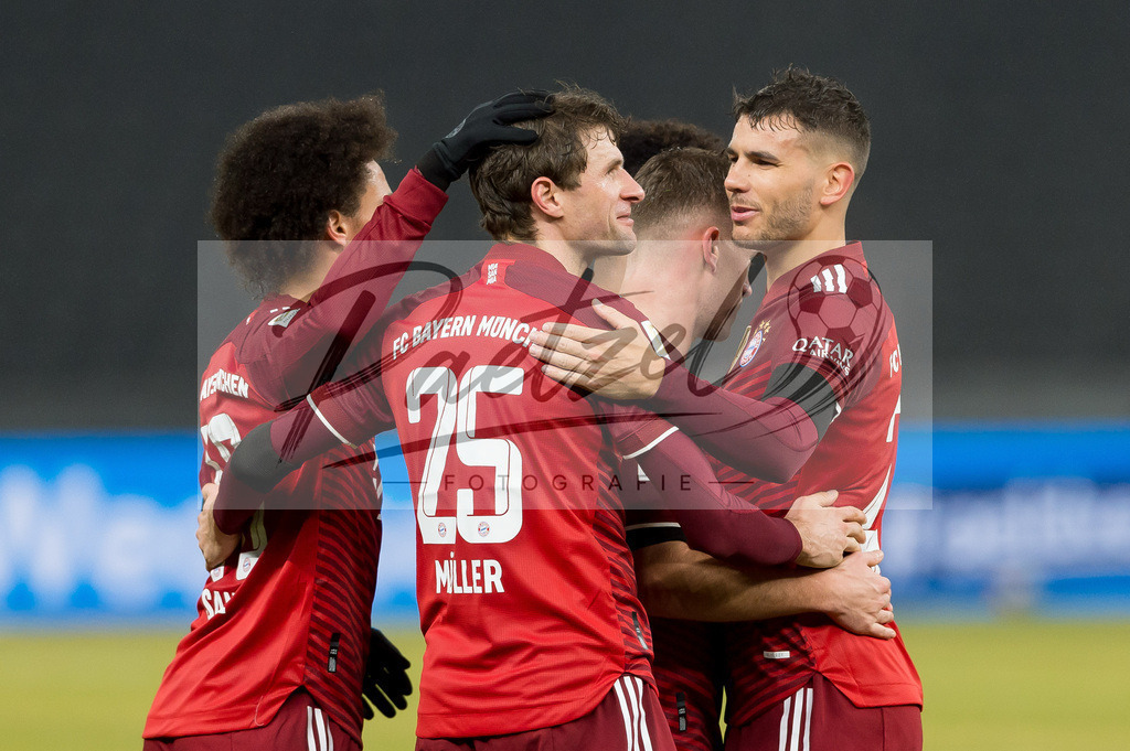 BSCFCB20220123_314 | Fussball, Herren: Thomas Mueller (FC Bayern Muenchen) Torjubel, jubelt mit seiner Mannschaft nach dem Treffer zum 0:2 bei dem Spiel der 1. Bundesliga zwischen Hertha BSC und FC Bayern Muenchen im Olypiastadion am 23.01.2022 in Berlin, Deutschland.DFB / DFL REGULATIONS PROHIBIT ANY USE OF PHOTOGRAPHS AS IMAGE SEQUENCES AND/OR QUASI-VIDEO. - Realisiert mit Pictrs.com