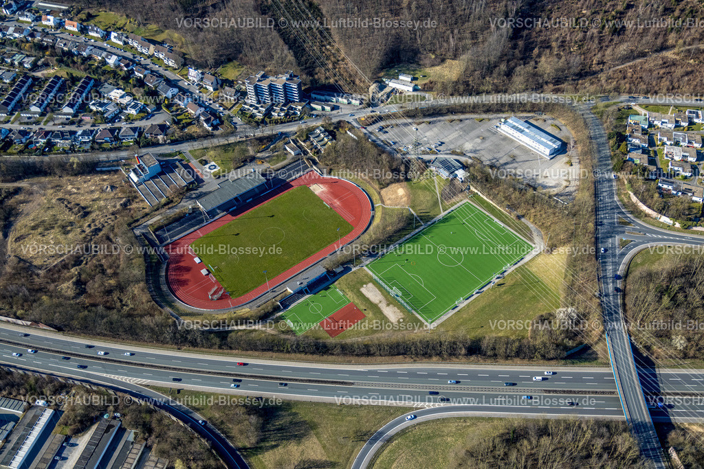 Hagen250302862 | Luftbild, Erich-Berlet-Stadion, ehemals Kirchenbergstadion, FußballStadion und LeichtathletikStadion mit Nebenplatz, an der Autobahn A46, Flüchtlingsunterkunft Containerdorf Kirchenberg, Hohenlimburg, Hagen, Ruhrgebiet, Nordrhein-Westfalen, Deutschland
