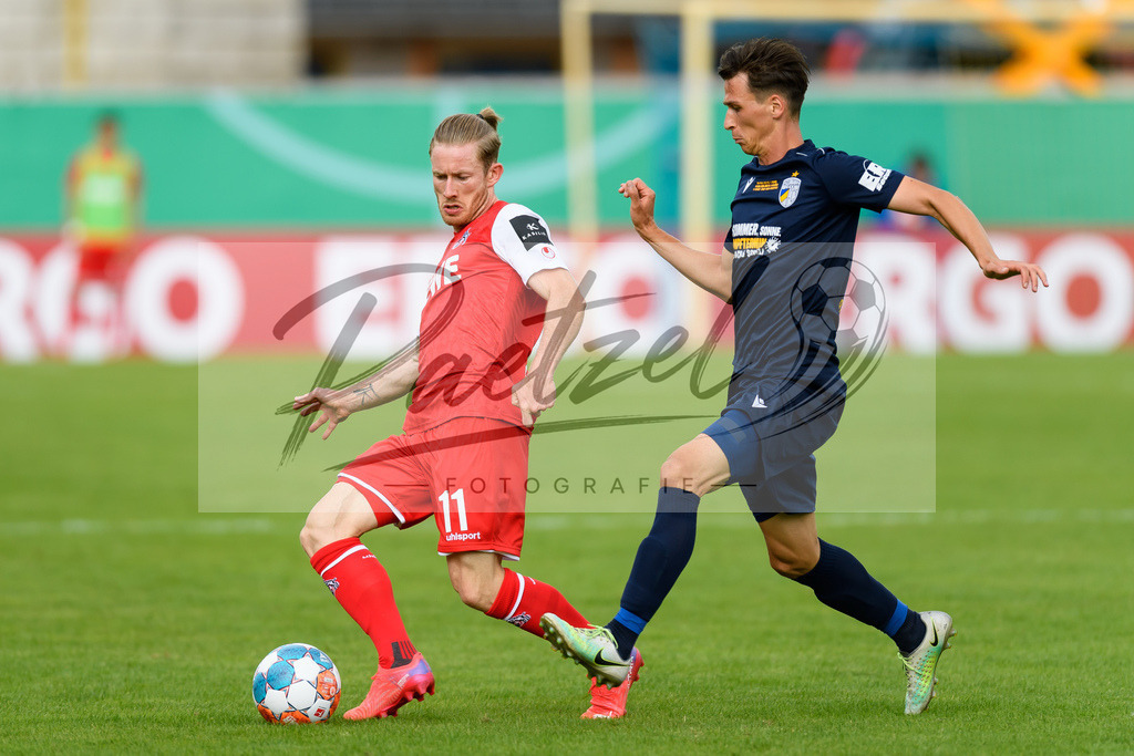 JENKOE20210808_208 | Fussball, Herren: Florian Kainz (1. FC Koeln) und Theodor Bergmann (FC Carl Zeiss Jena) im Zweikampf beim Spiel der 1. Runde im DFB-Pokal zwischen FC Carl Zeiss Jena und 1. FC Koeln im Ernst-Abbe-Sportfeld am 08.08.2021 in Jena, Deutschland.DFB / DFL REGULATIONS PROHIBIT ANY USE OF PHOTOGRAPHS AS IMAGE SEQUENCES AND/OR QUASI-VIDEO. - Realisiert mit Pictrs.com