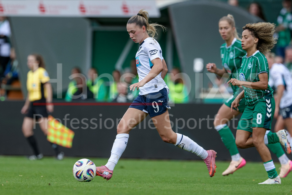Fussball, Google Pixel Frauen-Bundesliga, SV Werder Bremen - TSG 1899 Hoffenheim | v.li.: Jill Janssens (TSG 1899 Hoffenheim, 9) und Amira Arfaoui (SV Werder Bremen, 8) im Laufduell, Zweikampf, Duell, Dynamik, Aktion, Action, Spielszene, DIE DFB-RICHTLINIEN UNTERSAGEN JEGLICHE NUTZUNG VON FOTOS ALS SEQUENZBILDER UND/ODER VIDEOÄHNLICHE FOTOSTRECKEN. DFB REGULATIONS PROHIBIT ANY USE OF PHOTOGRAPHS AS IMAGE SEQUENCES AND/OR QUASI-VIDEO.