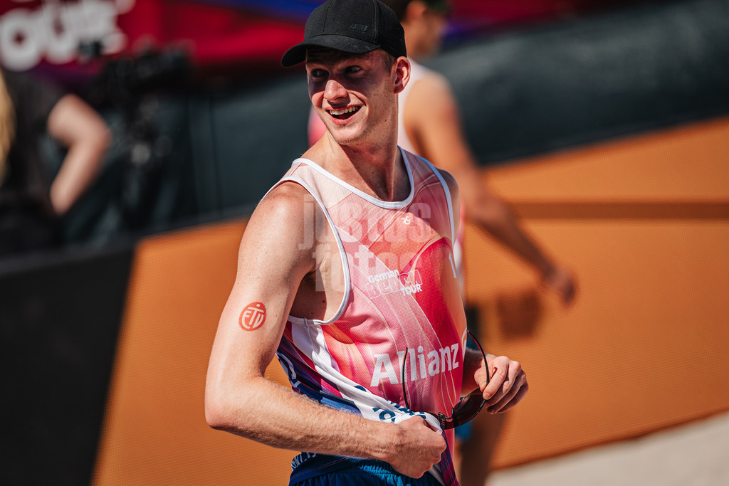 Beachvolleyball | Männer | Allianz German Beach Tour 2024 | Tourstop Kühlungsborn | 11.08.2024 | Philipp Huster mit sichtbarem ETV Tattoo