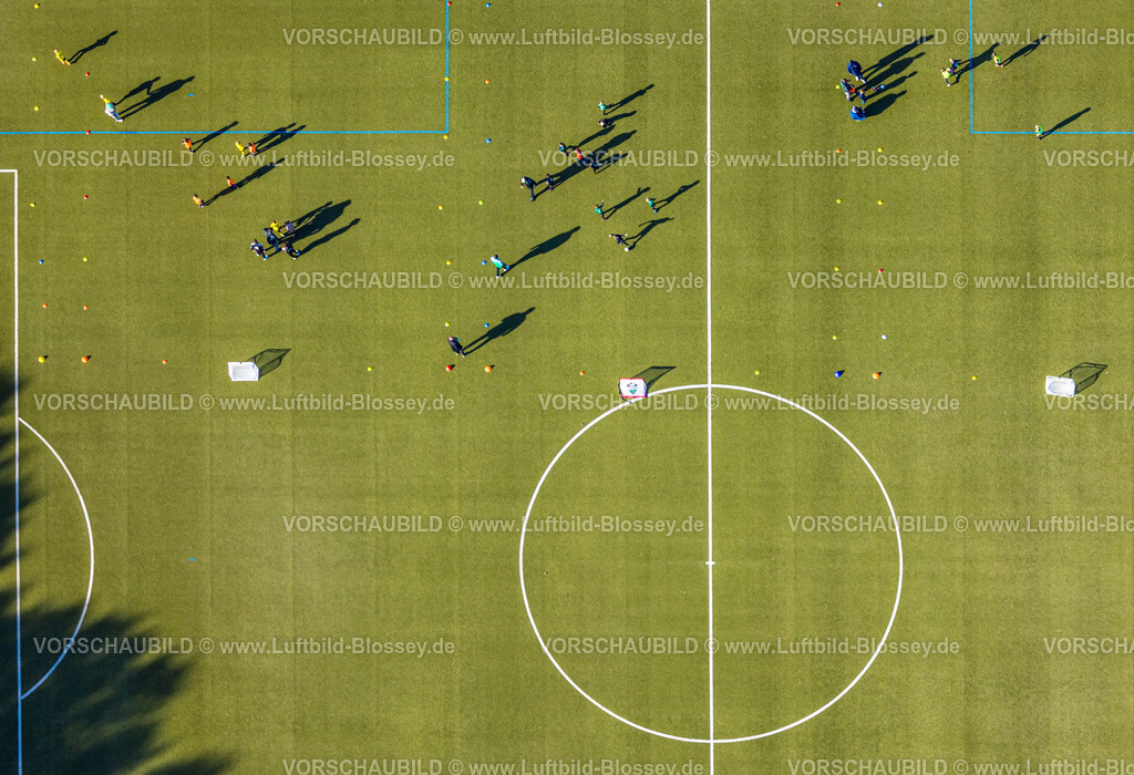 Hamm251002003 | Luftbild, Fußballstadion Sportplatz TuS 1910 Wiesergofen, Jugendliche beim Training, Senkrechtaufnahme und Schattenwurf, Stadtbezirk Pelkum, Hamm, Ruhrgebiet, Nordrhein-Westfalen, Deutschland