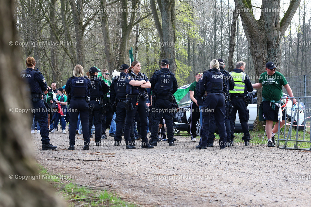 NH_VfRNeumuenster_PSVNeumuenster_FlensOberliga_15042026 | Die Polizei nahm die Fans des PSV Union Neumünster in Empfang.Fußball I Herren I Flens Oberliga I Saison 2025-2026  I 19. Spieltag I VfR Neumünster - PSV Union Neumünster I 15.04.2026 I VfR Stadion HSP (Grümmi Arena)