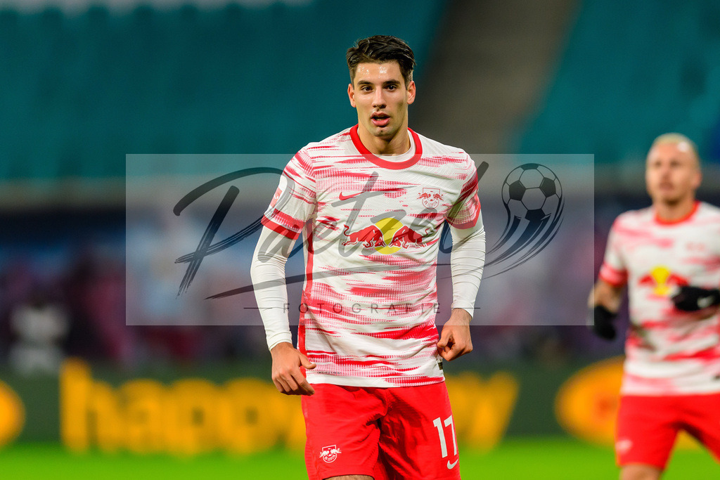 RBLLEV20211128_159 | Fussball, Herren: Dominik Szoboszlai (RB Leipzig) schaut bei dem Spiel der 1. Bundesliga zwischen RB Leipzig und Bayer 04 Leverkusen in der Red Bull Arena am 28.11.2021 in Leipzig, Deutschland.DFB / DFL REGULATIONS PROHIBIT ANY USE OF PHOTOGRAPHS AS IMAGE SEQUENCES AND/OR QUASI-VIDEO. - Realisiert mit Pictrs.com