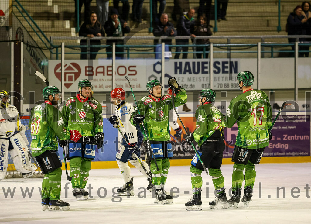 2023-12-26_046_TSV_Erding_gegen_ERV_Schweinfurt | Erding, Deutschland, 26.12.2023:
Eishockey, Bayernliga Vorrunde 2023 / 2024, 20. Spieltag, TSV Erding gegen ERV Schweinfurt, Endergebnis: 9:3

Petr Pohl (Erding Gladiators, #61), Thomas Plihal (Erding Gladiators, #39), Elias Maier (Erding Gladiators, #15), Philipp Michl (Erding Gladiators, #77), Elia Ostwald (Erding Gladiators, #17)

Foto: Christian Riedel / fotografie-riedel.net