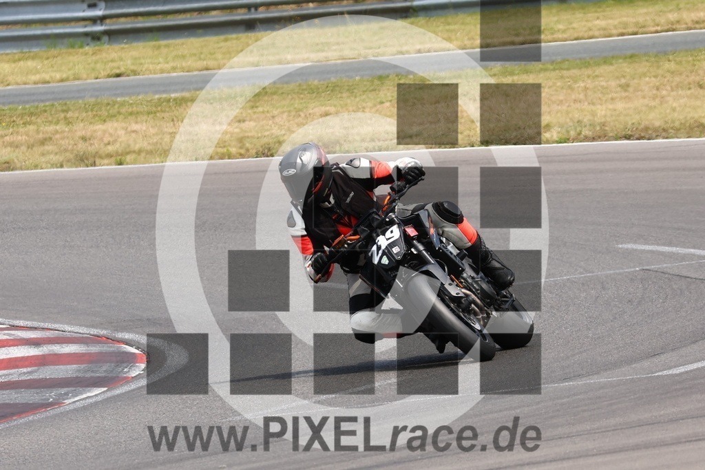 0239-20240720_03023 | Schöne Erinnerungen an spannende Momente - das festzuhalten ist unser Job. PIXELrace.de ist seit 2003 auf den Rennstrecken Europas unterwegs um die Action draußen beim Fahren und die wunderbare Stimmung imm Fahrerlager für euch einzufangen.