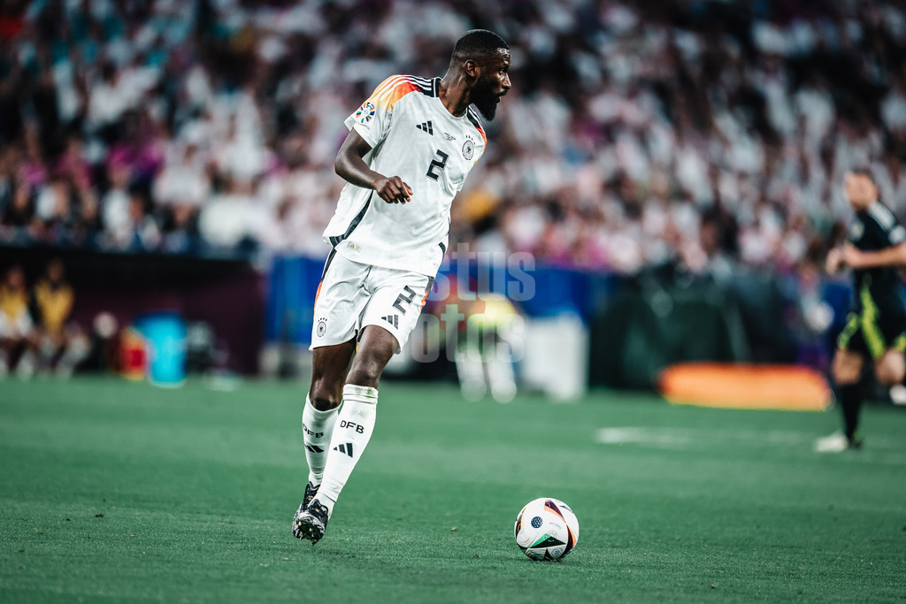 Fußball | Herren | UEFA-Fußball-Europameisterschaft 2024 | MD1 | Gruppe A | Deutschland vs. Schottland | 14.06.2024 | Antonio Rüdiger (#2, Deutschland) mit dem Ball