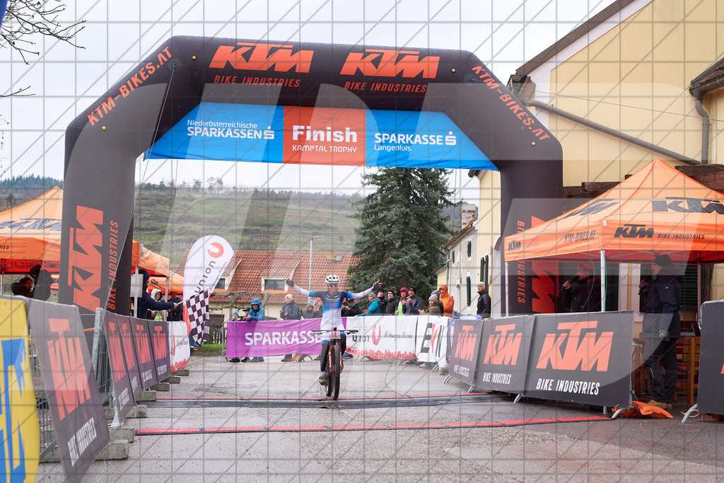 34. KTM Kamptal Trophy 1, MITTERWALLNER Mona (AUT), Women Elite, MONDRAKER FACTORY RACING XC bei der Zieleinfahrt | ZÖBING, Österreich – 2026-03-29: 34. KTM Kamptal Trophy1, MITTERWALLNER Mona (AUT), Women Elite, MONDRAKER FACTORY RACING XC bei der ZieleinfahrtFoto: © 2026 Martin Bihounek - MB Creative e.U.