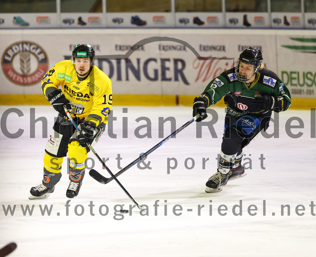 2023-02-10_049_TSV_Erding_gegen_ERSC_Amberg | Erding, Deutschland, 10.02.2023:
Eishockey, Bayernliga Meisterrunde Gruppe B 2022 / 2023, 3. Spieltag, TSV Erding gegen ERSC Amberg, Endergebnis: 6:3

Kevin Schmitt (ERSC Amberg, #19), Michael Franz (Erding Gladiators, #13)

Foto: Christian Riedel / fotografie-riedel.net