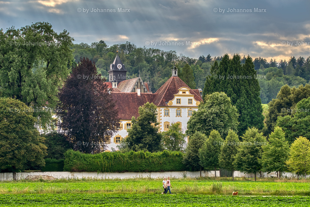 Vom Himmel erwählt - Kloster-Schloss Salem vor einem Gewitter | Professionelle Landschaftsfotografie, Inneneinrichtung, Kunst für Ihre Wohnung, Kanzlei, Praxis oder als Geschenk. Aussuchen und einfach liefern lassen. Raumgestaltungsberatung auf Anfrage. - Realisiert mit Pictrs.com