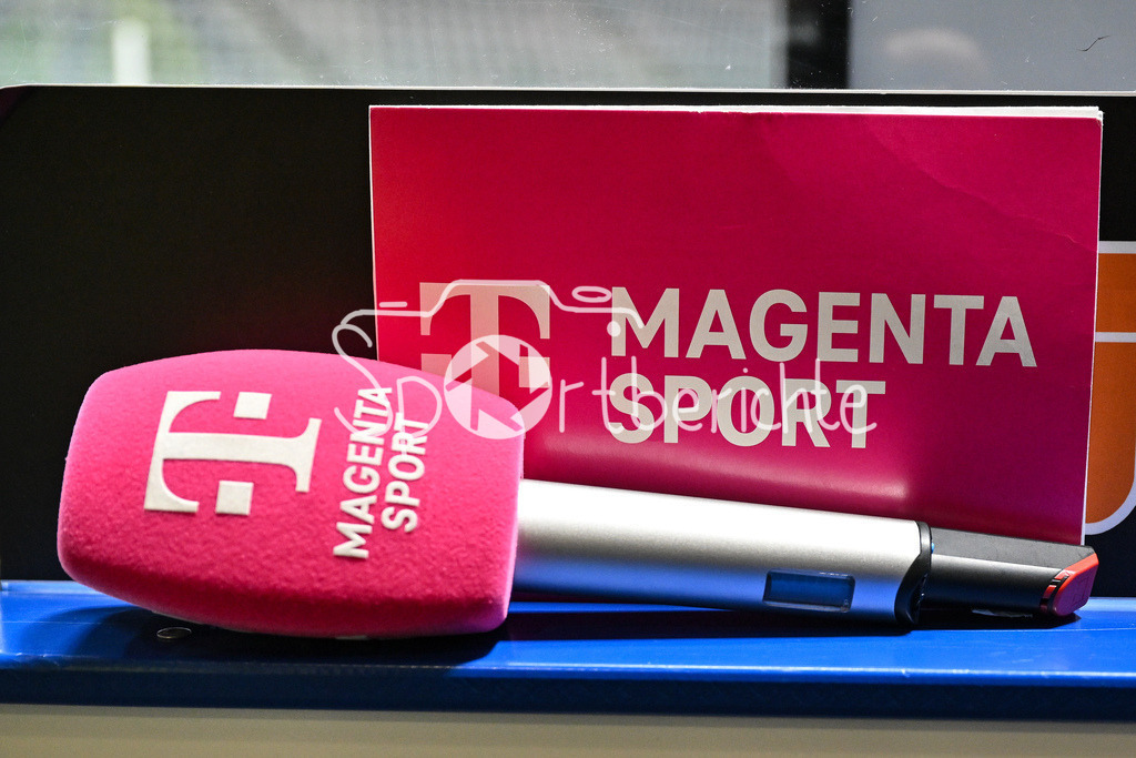 Augsburger Panther - Eisbären Berlin | Magenta Sport / Magentasport / Mikrofon / Moderationskarte / Mikrophon / Symbolbild / DEL: Augsburger Panther - Eisbaeren Berlin, Curt Frenzel Stadion am 31.10.2024