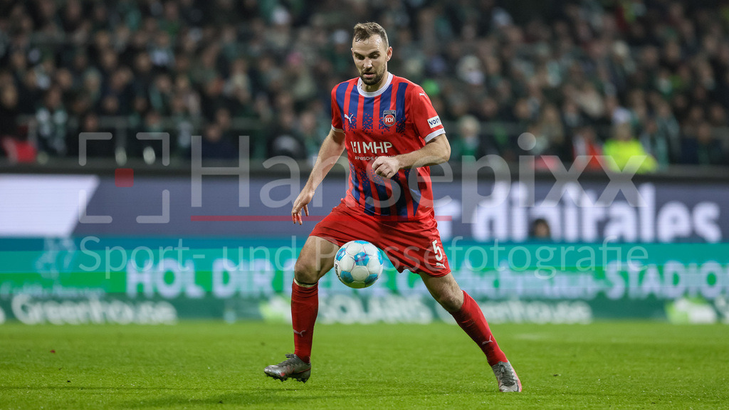 Fussball, Bundesliga, SV Werder Bremen - 1. FC Heidenheim | v.li.: Benedikt Gimber (1. FC Heidenheim, 5) am Ball, Freisteller, Einzelbild, Ganzkörper, Aktion, Action, Spielszene, DIE DFL-RICHTLINIEN UNTERSAGEN JEGLICHE NUTZUNG VON FOTOS ALS SEQUENZBILDER UND/ODER VIDEOÄHNLICHE FOTOSTRECKEN. DFL REGULATIONS PROHIBIT ANY USE OF PHOTOGRAPHS AS IMAGE SEQUENCES AND/OR QUASI-VIDEO.
