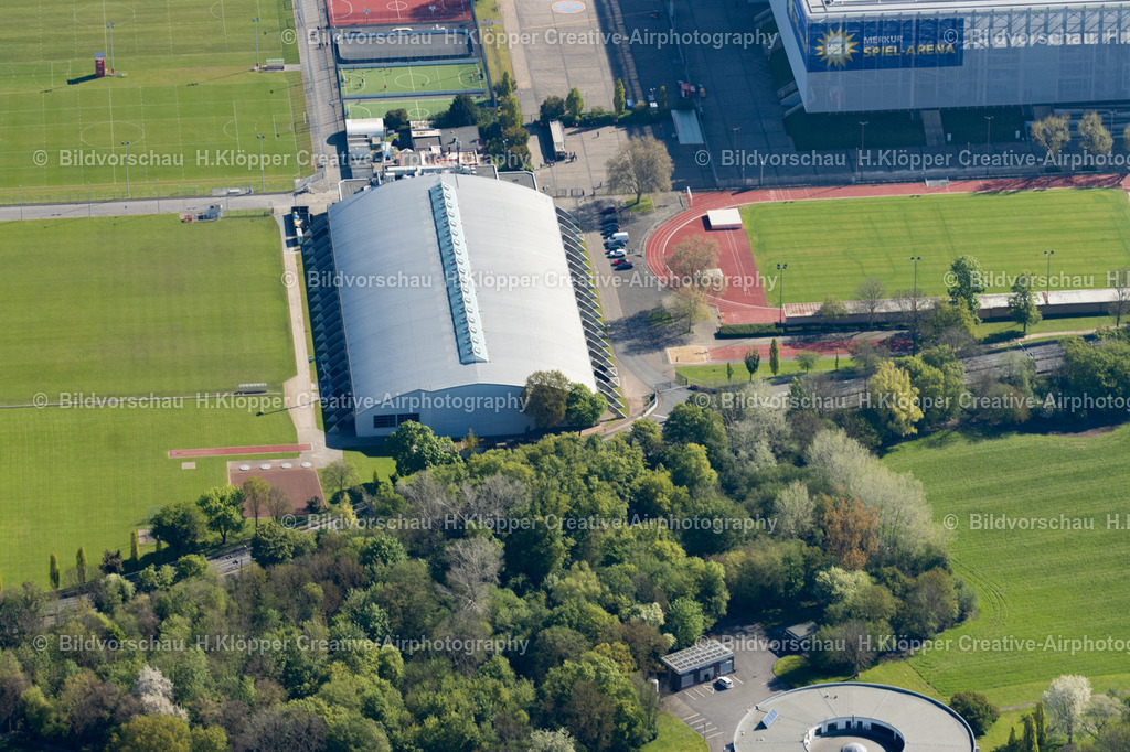 Luftbild Leichtathletikhalle im Arena-Sportpark Düsseldorf IMG_6222 | Luftbildfotografie Hermann Klöpper/ Creative-Airphotography - Realisiert mit Pictrs.com