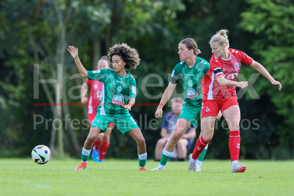 Fussball, Testspiel Frauen, SV Werder Bremen - 1. FC Köln | v.li.: Amira Arfaoui (SV Werder Bremen, 8)., Lara Schmidt (SV Werder Bremen, 24) und Anna-Lena Stolze (1. FC Köln, 7) im Zweikampf, Duell, Dynamik, Aktion, Action, Spielszene