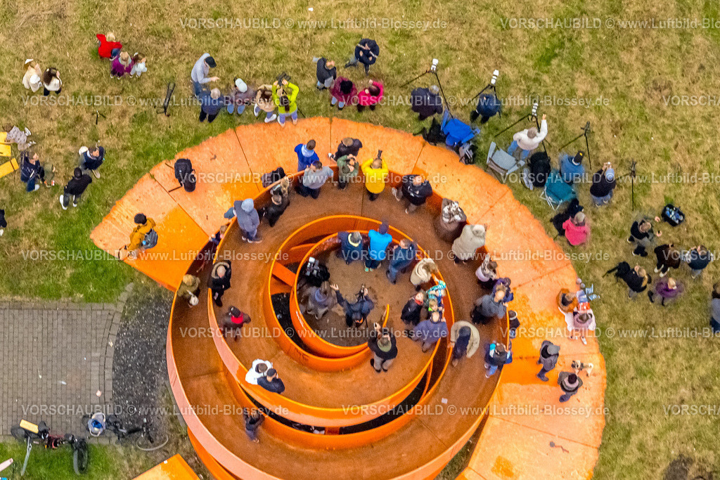 Hamm251000040Gersteinwerk-2 | Luftbild, mit großem interesse verfolgten tausende Zuschauer die Sprengung des Gersteinwerk Schornsteins mit einer halben Stunde Verspätung. Der 282 Meter hohe RWE-Schornstein fiel exakt in das vorbereitete Schotterbeet. Stadtgrenze Werne, Hamm Nordrhein-Westfalen, Deutschland
