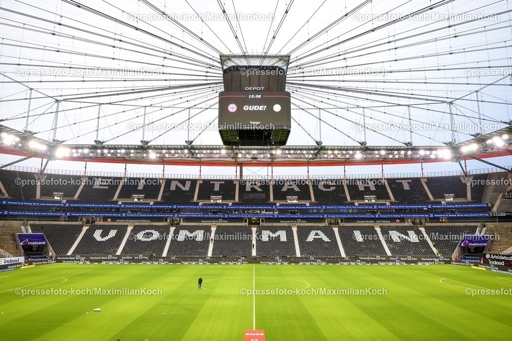 SGE30112501002 | 30.11.2025, Fußball, Eintracht Frankfurt - VfL Wolfsburg, 1. Fußball Bundesliga, 12. Spieltag, Deutsche-Bank-Park (Frankfurt am Main), Saison 2025 2026: Innenansicht Stadion vor dem Spiel - leere Tribüne mit Schriftzug Eintracht vom MainDFB Regulations prohibit any use of photographs as image sequences and or quasi-video.