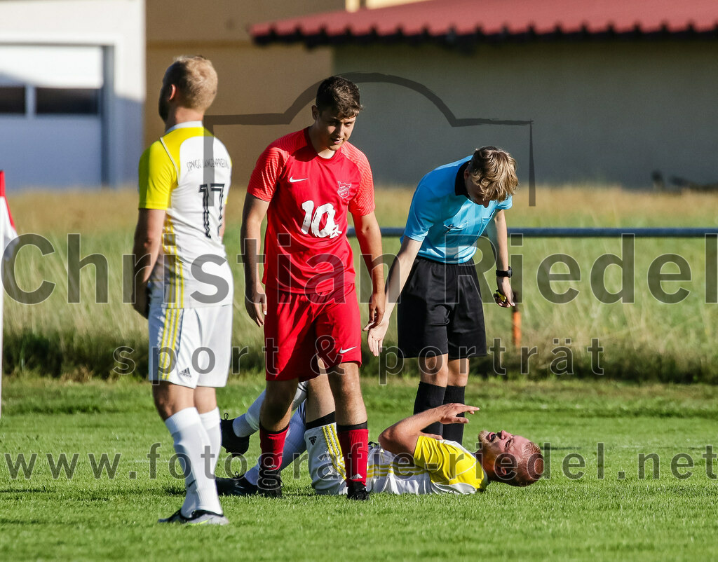 2023-08-18_037_SpVgg_Eichenkofen_gegen_FC_Langenpreising | Erding, Deutschland, 18.08.2023:
Fußball, A-Klasse 2023 / 2024, 3. Spieltag, SpVgg Eichenkofen gegen FC Langenpreising, Endergebnis: 0:2

Julian Niedermair (SpVgg Eichenkofen, #17), k.A. (SpVgg Langenpreising, #8), Schiedsrichter David Gasch

Foto: Christian Riedel / fotografie-riedel.net