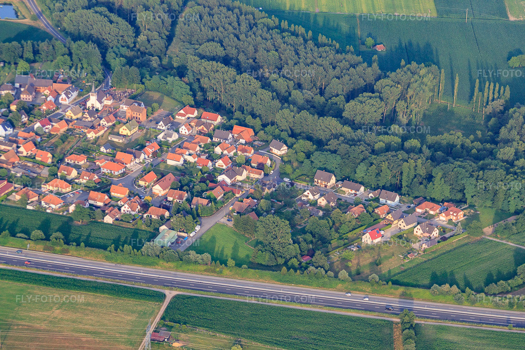 Aerial view: Rue de l'École in Kesseldorf in the state Bas-Rhin, France. – Photo: IMG_30603.jpg taken on 07/09/2010 by Werner Riehm/FLY-FOTO.com – Resolution of the original: 4752 x 3168 px