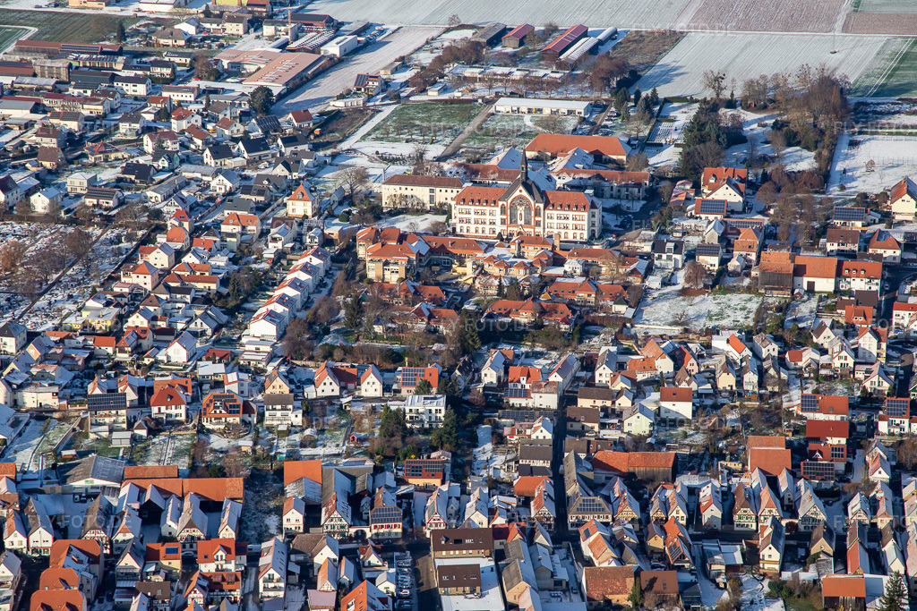 Luftbild: St. Paulus-Stift im Winter bei Schnee in Herxheim bei Landau im Bundesland Rheinland-Pfalz in Deutschland. Foto: IMG_135522.jpg vom 16.12.2022 durch Werner Riehm/FLY-FOTO.de